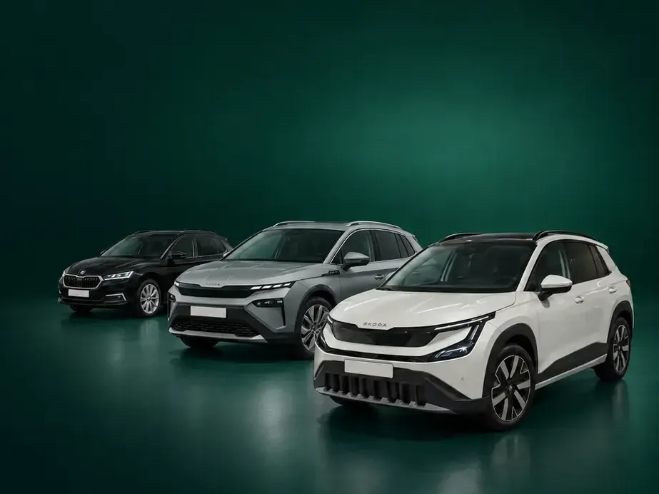 Škoda Fabia, Elroq et Epiq en studio, sur fond vert émeraude